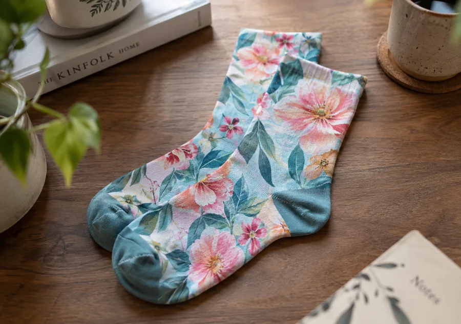 Calcetines personalizados con diseño floral sobre mesa de madera